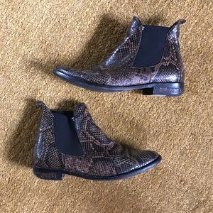 Freda Salvador Sleek Bootie in brown snake sz 7.5